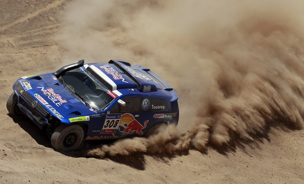 红牛车队鏖战红牛二队，塞恩斯状态火热