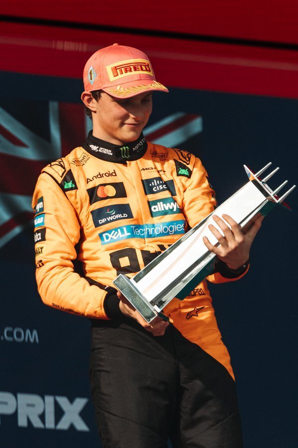 迈凯伦横扫索伯车队，皮亚斯特里统治全场