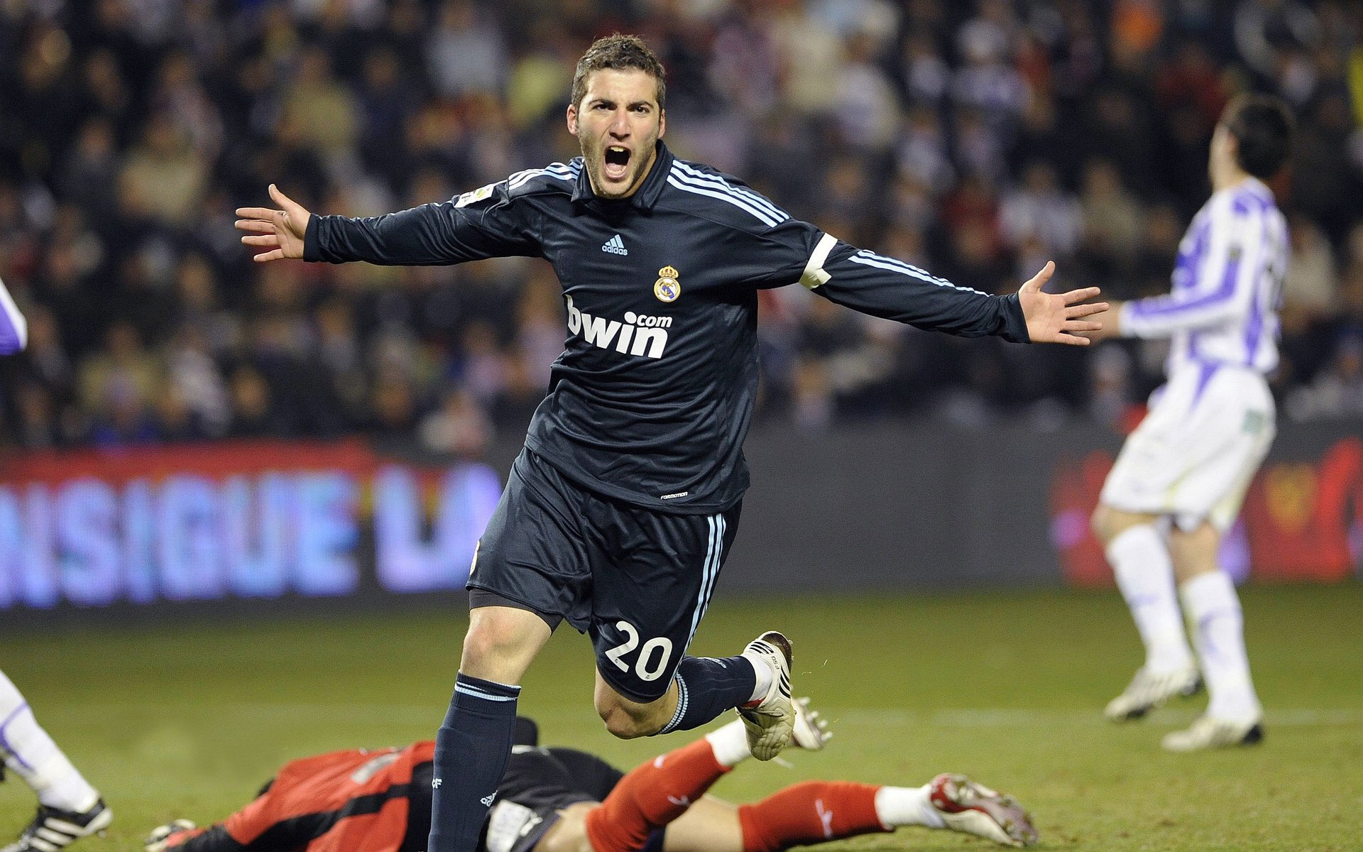 F1年度争冠之夜，伦纳德贡献制胜表现，当赛道轰鸣遇见球场绝杀